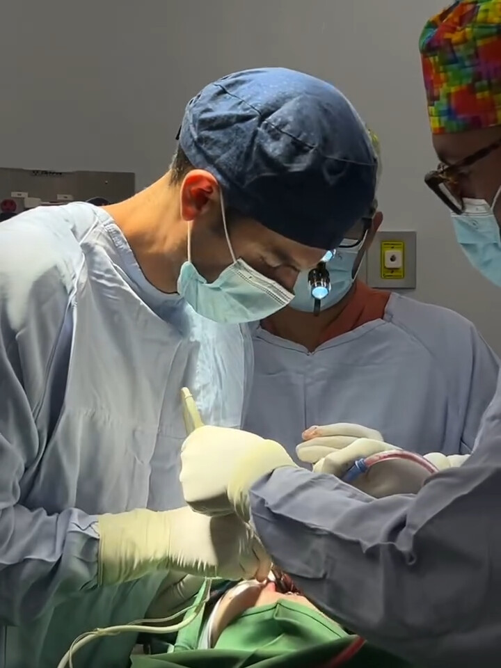 Dr. Fernández durante una intervención quirúrgica